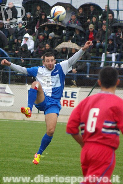 Federico Trogu controlla un pallone